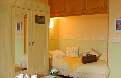 Watronville Cama Y Desayuno | Encantadora casa en el corazón de los huertos con chimenea, jardín secreto y juegos para niños