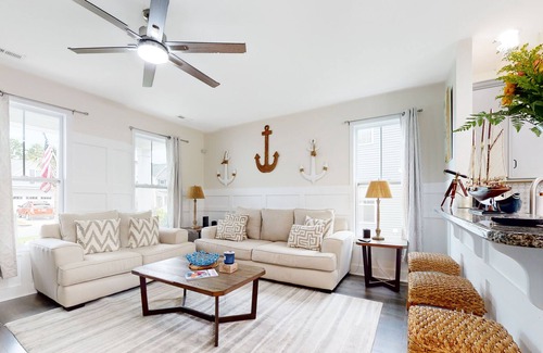 Myrtle Grove Casa | Charming house near the water with a large yard & firepit - dog-friendly