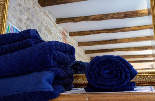 Ginouillac Casa | Charming house on property with swimming pool and jacuzzi