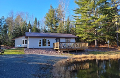 Medford Casa | Charming house on wooded acreage 1/4 mi from Sackett Lk in Medford with WiFi, AC