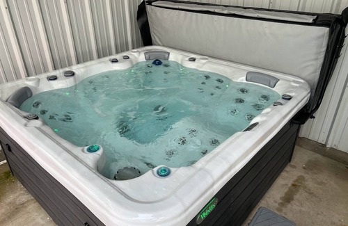 West Jordan Casa | Charming house! Private indoor pool and hot tub! Swim today!
