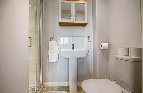 Milton Keynes Casa | Charming House - Sleeps up to 6 - Free Parking, Fast Wifi with Smart TV with Netflix by Yoko Property