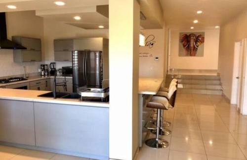 Lomas de Valle Verde Casa | Charming House With Beautiful City View