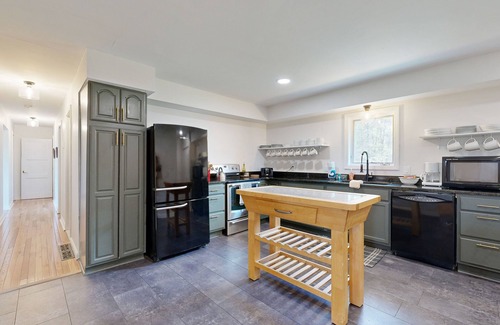 Necedah Casa | Charming house with enclosed yard, board games, deck, & firepit