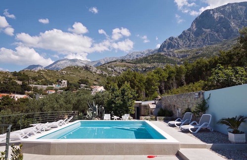 Krvavica Casa | Encantadora casa con piscina climatizada de gran tamaño