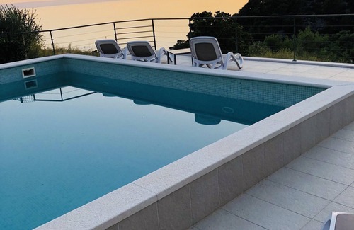 Krvavica Casa | Encantadora casa con piscina climatizada de gran tamaño