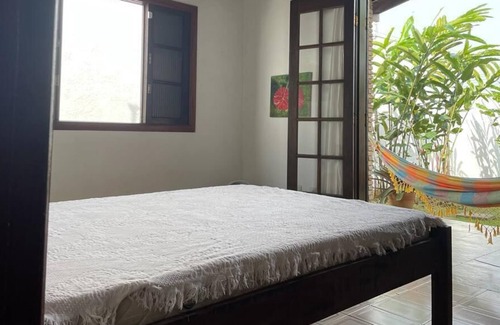 Umuarama Casa | Charming house with tropical garden 1500 meters from Cruzeiro beach.