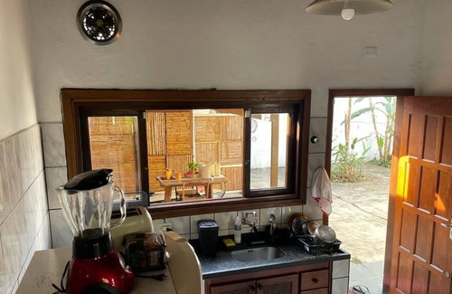 Umuarama Casa | Charming house with tropical garden 1500 meters from Cruzeiro beach.