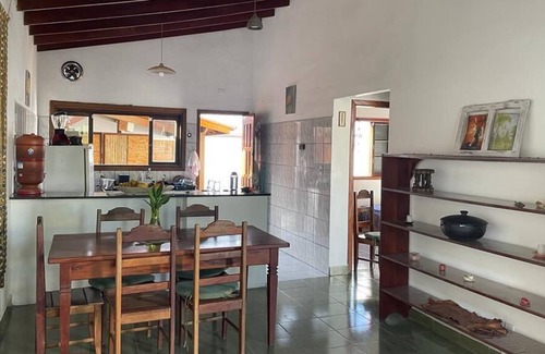 Umuarama Casa | Charming house with tropical garden 1500 meters from Cruzeiro beach.