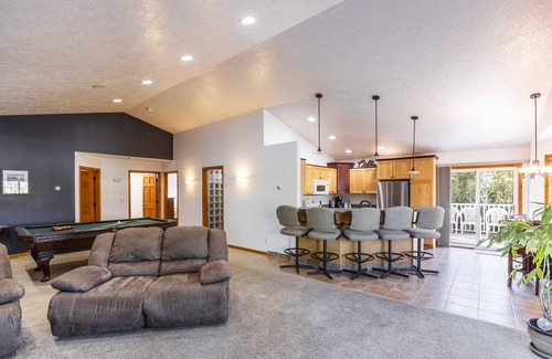 Great Falls Casa | Charming house with sauna, jetted tub, and pool table. Cozy open floor plan.