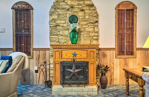 Ingram Casa | Charming Ingram Home with Yard and Furnished Patio!