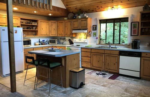 Shelton Casa | Chalet con Encanto en la Isla, Cocina Grande, Relájese, Silencioso entorno de bosque, Noches estrelladas