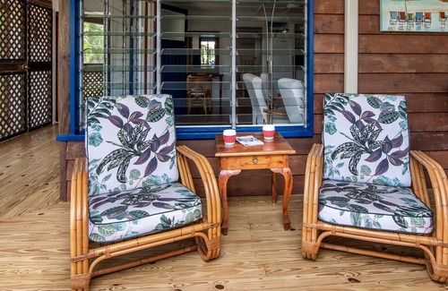 Nelly Bay Casa | Charming Island Cottage