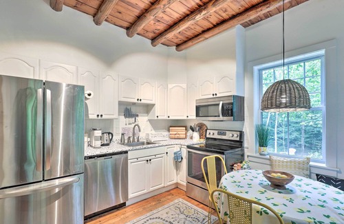 Jaffrey Cabaña | Charming Jaffrey Cottage w/ Deck & Grill!