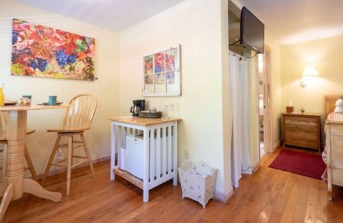 Calistoga Cabaña | Charming King Cottage