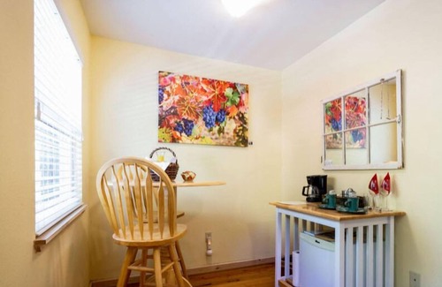 Calistoga Cabaña | Charming King Cottage