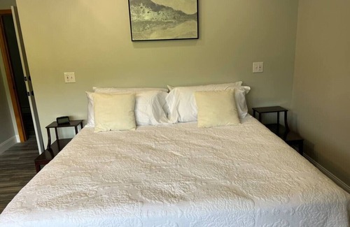 Wellsboro Cabina | Charming King Suite w/ Shared Game Room + Firepit