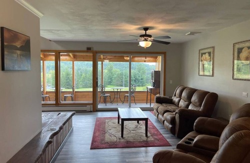 Wellsboro Cabina | Charming King Suite w/ Shared Game Room + Firepit