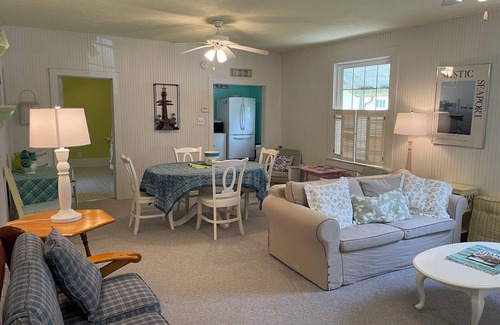 Lakeside Cabaña | Charming Lakeside Cottage