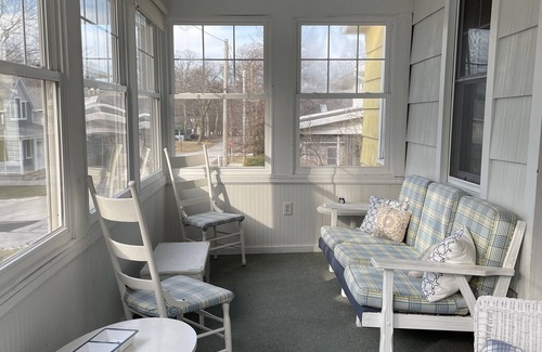 Lakeside Cabaña | Charming Lakeside Cottage