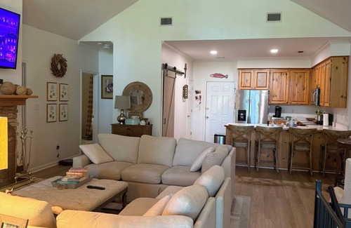Little Kowaliga Cabina | Charming lake cabin on beautiful Lake Martin - 6 bedrooms, sleeps 17