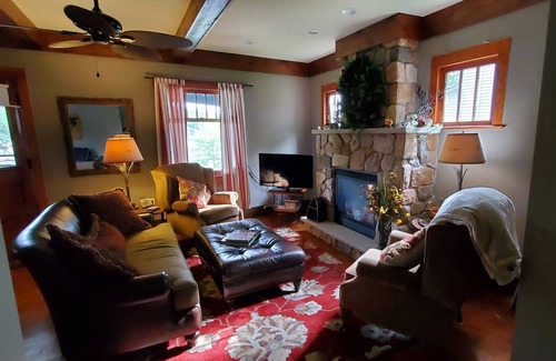 Lehman Casa | Charming lake front craftsman cottage