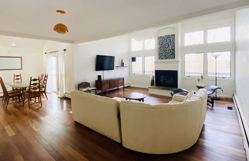 Goshen Casa | Charming lake house- 5 mins from the lake access point!