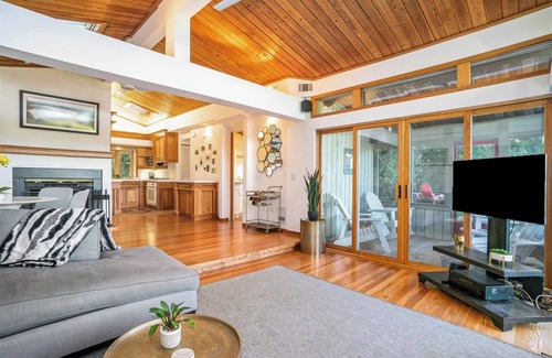 Fennville Casa | Charming Lake House Getaway
