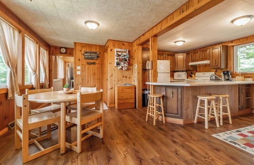 Friendship Cabaña | CHARMING LAKEFRONT COTTAGE ON THE EASTERN SIDE OF CASTLE ROCK LAKE