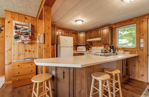 Friendship Cabaña | CHARMING LAKEFRONT COTTAGE ON THE EASTERN SIDE OF CASTLE ROCK LAKE