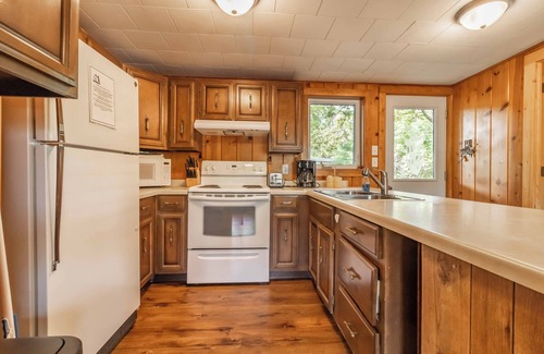 Friendship Cabaña | CHARMING LAKEFRONT COTTAGE ON THE EASTERN SIDE OF CASTLE ROCK LAKE