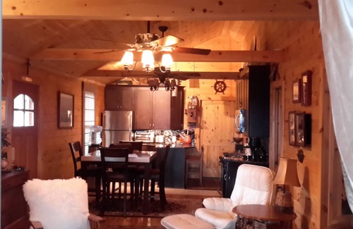 Henderson Cabaña | Charming Lakefront Cottage in 1000 Islands region 2 Bedrooms, 1 Loft, Wi Fi & AC