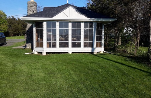 Henderson Cabaña | Charming Lakefront Cottage in 1000 Islands region 2 Bedrooms, 1 Loft, Wi Fi & AC