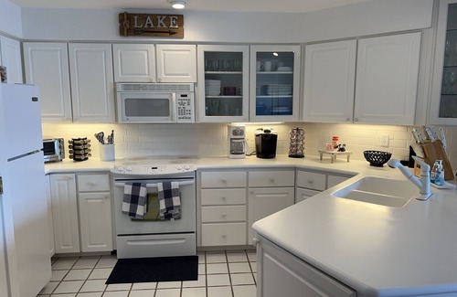 North Shore Condominio | Charming Lakefront Condo at Bernard's Landing, only steps from the shore!