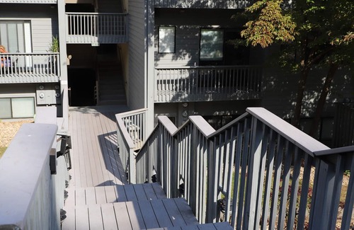 North Shore Condominio | Charming Lakefront Condo at Bernard's Landing, only steps from the shore!