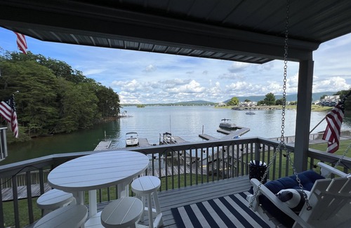 North Shore Condominio | Charming Lakefront Condo at Bernard's Landing, only steps from the shore!