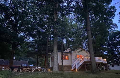 Vandalia Cabaña | Charming Lakefront Cottage