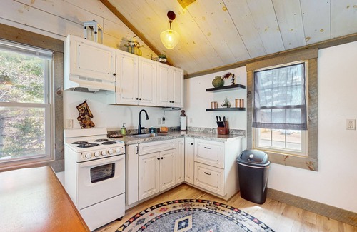 Arbor Vitae Cabina | Charming lakefront cabin with fireplace, cozy interior, streaming, & partial AC