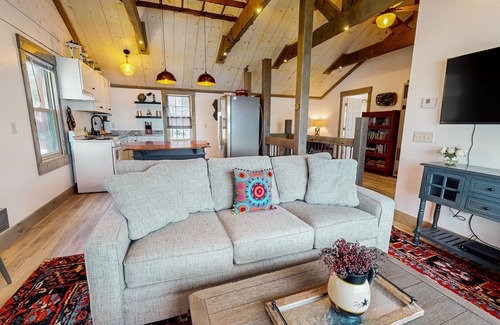 Arbor Vitae Cabina | Charming lakefront cabin with fireplace, cozy interior, streaming, & partial AC
