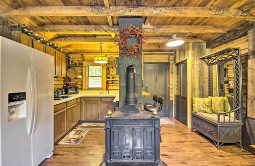 Ridge Cabina | Charming Lakefront Cabin: Fish, Hike & More!