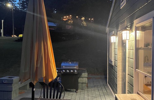 Spirit Lake Cabina | Charming Lakefront Fireside 3BR in Spirit Lake with Dock-space WiFi, AC, Pets OK