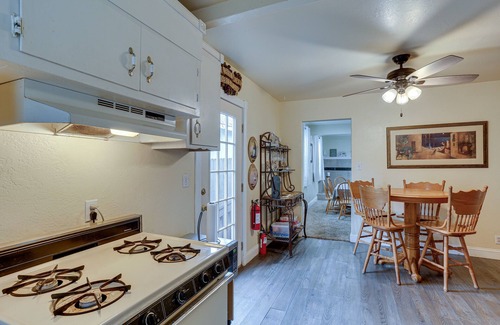 Lakehead-Lakeshore Cabina | Charming Lakehead Cabin: Walk to Shasta Lake!