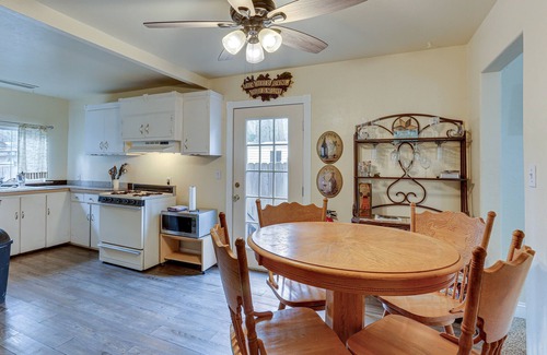 Lakehead-Lakeshore Cabina | Charming Lakehead Cabin: Walk to Shasta Lake!