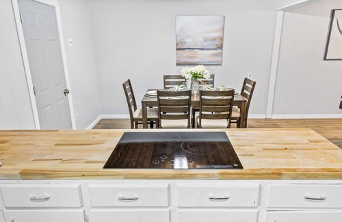 Henderson County Cabina | Charming Lakehouse - Near Lake - Cabin Feel - Frankston, TX