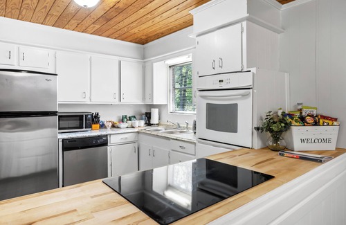 Henderson County Cabina | Charming Lakehouse - Near Lake - Cabin Feel - Frankston, TX