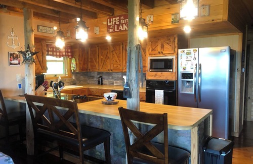 Quitman Cabina | Charming Lakehouse overlooking Greers Ferry Lake