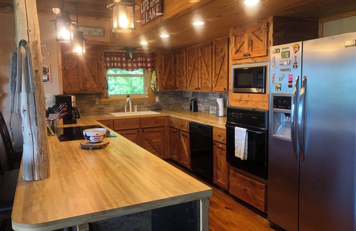 Quitman Cabina | Charming Lakehouse overlooking Greers Ferry Lake