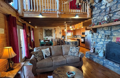 Quitman Cabina | Charming Lakehouse overlooking Greers Ferry Lake