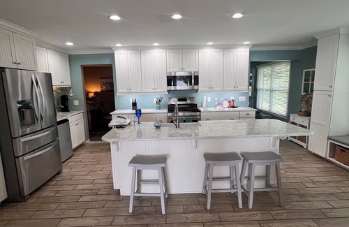 Lindenhurst Casa | Charming Lakehouse with 4-bedrooms and fitness room.