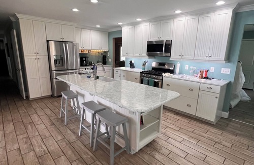 Lindenhurst Casa | Charming Lakehouse with 4-bedrooms and fitness room.